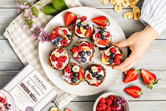 Rezept für Granola Törtchen mit Joghurtcreme und Beeren